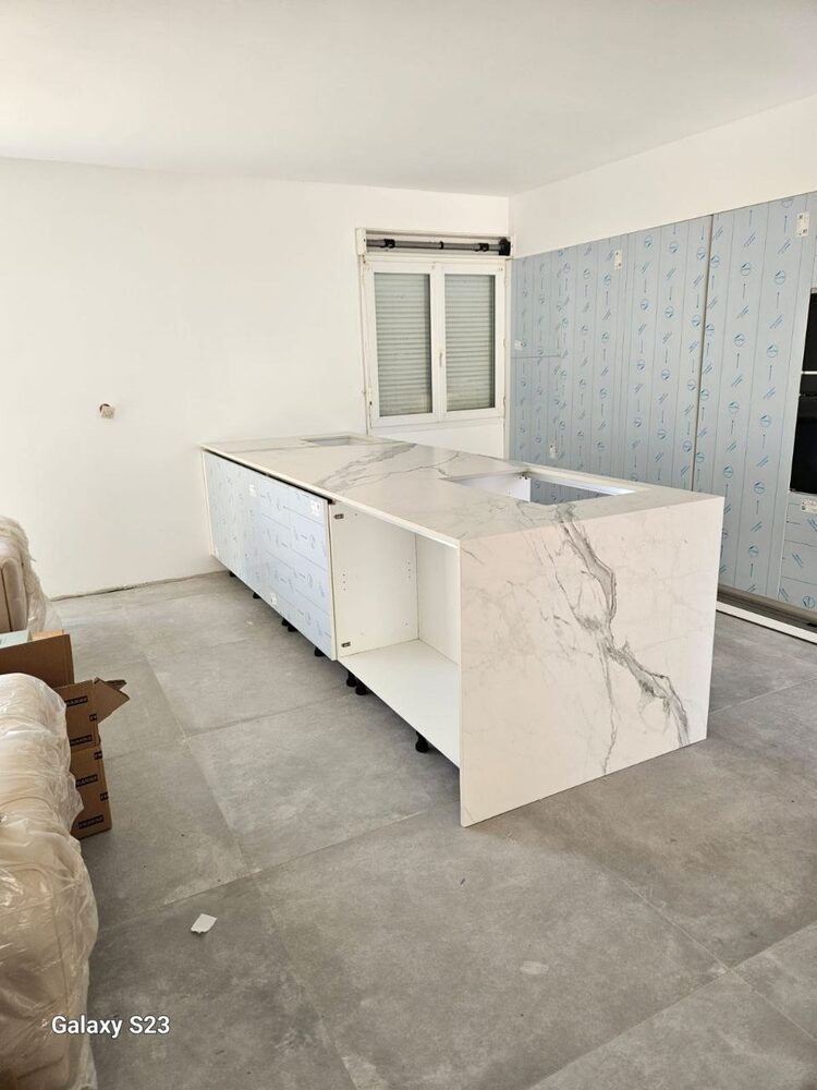 Îlot en marbre veiné, chantier en cours