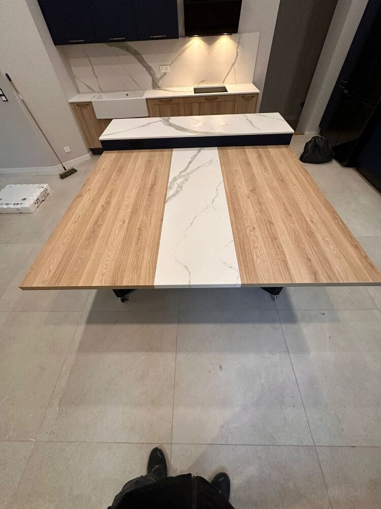 Plan de travail en bois avec bandeau central en marbre blanc veiné