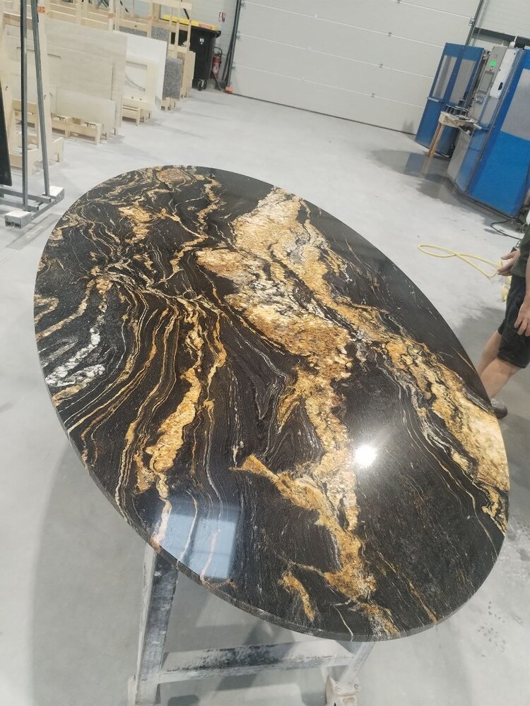 Table ovale en granit noir veiné or, atelier de fabrication